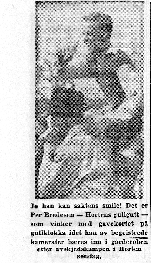 Avisutklipp av Per Bredesen som sitter på skuldrene til mann med hatt. Smiler.