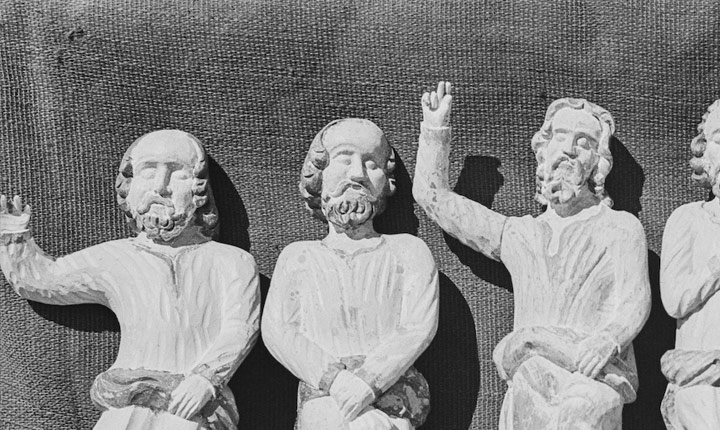 Utsnitt av bilde av statuetter av apostler