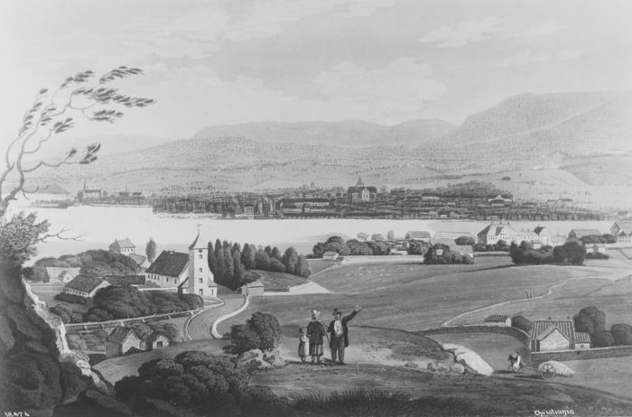 Tegning, by og fjord, sett fra en ås