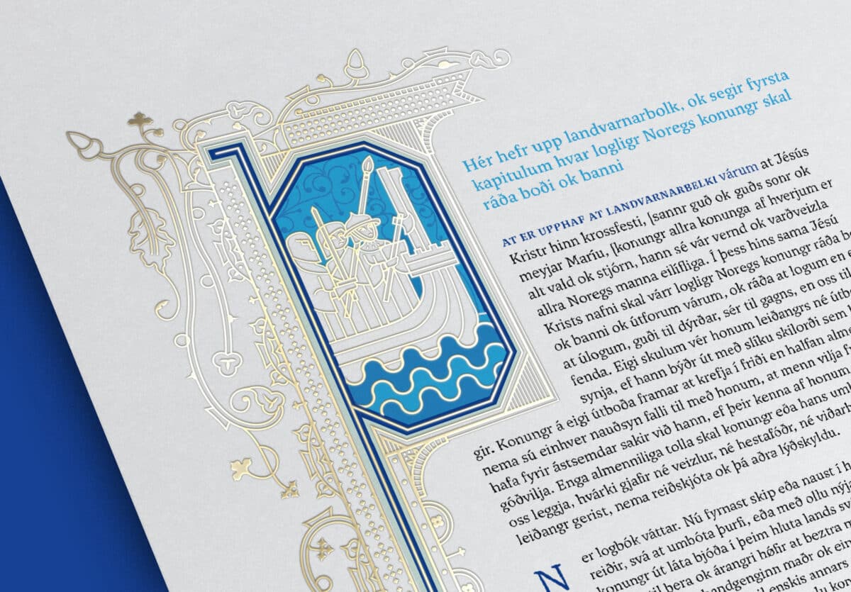 Bildet viser en bokside fra landsloven til Magnus Lagabøte. Det inneholder en turkis illuminasjon med elementer i gull og tekst i sort og blått.