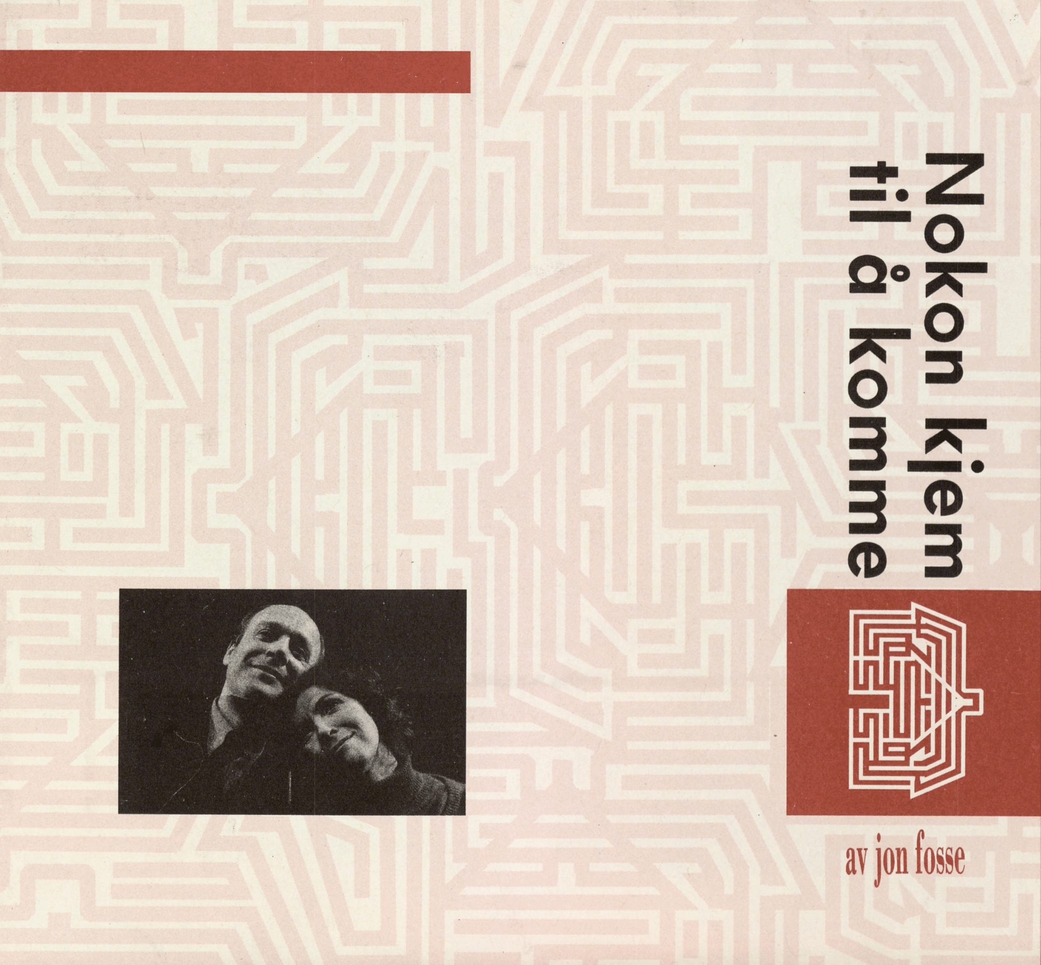 Omslaget til Nokon kjem til å komme av Jon Fosse. Bildet med labyrint i rødt og hvitt. Sort-hvitt-bilde av smilende par.