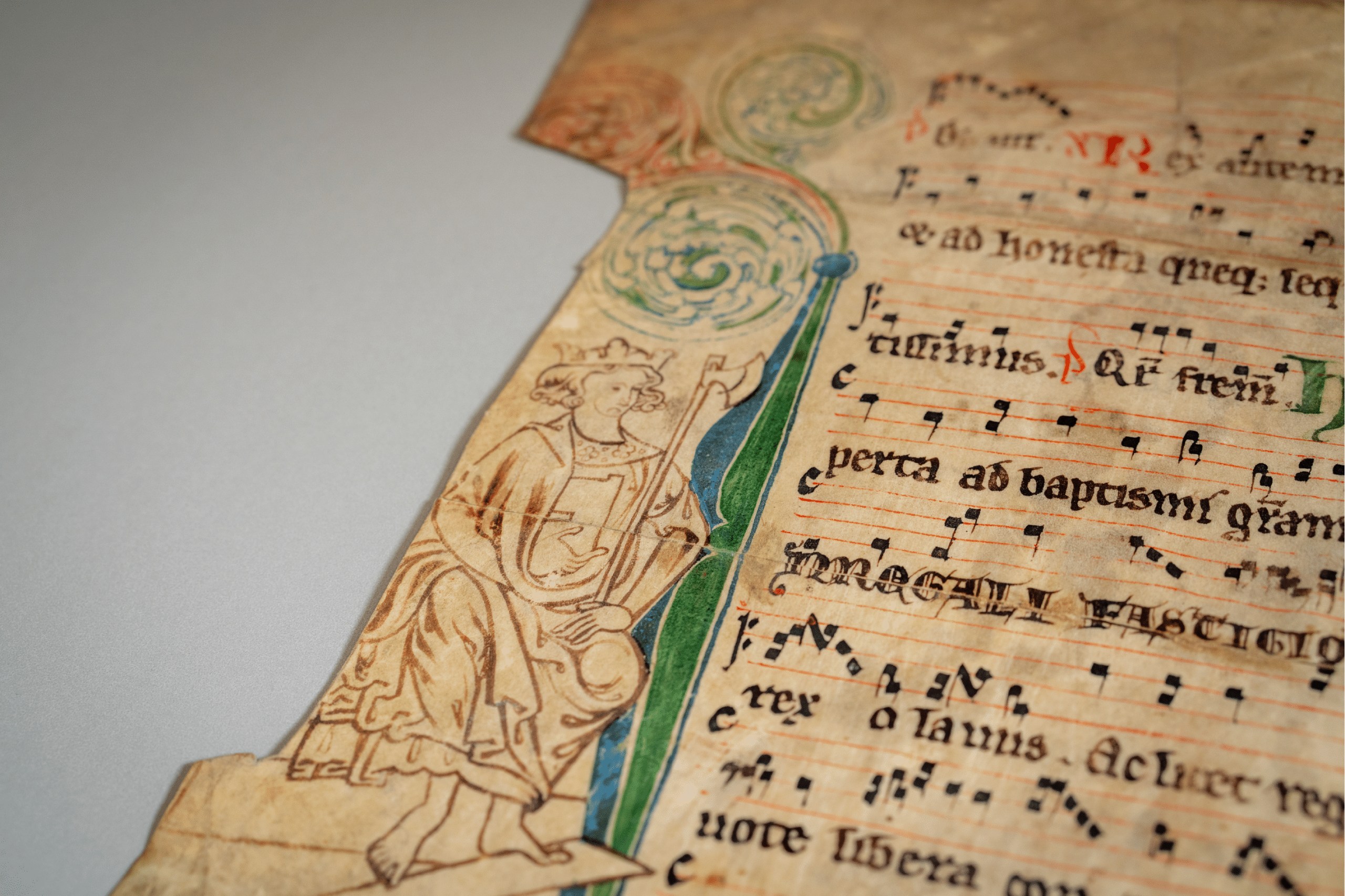 Antiphonarium Nidrosiense, et middeladermanuskript med illustrasjon av mann, noter og pynt i grønt og gult