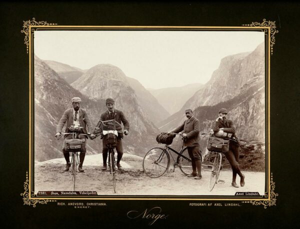 Menn på sykkeltur, ca. 1880–1890