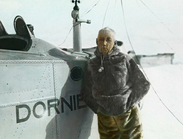 Roald Amundsen foran et fly, 1925